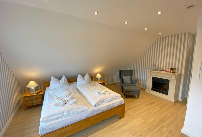 2. Schlafzimmer mit Elektrokamin 2. Schlafzimmer mit Elektrokamin