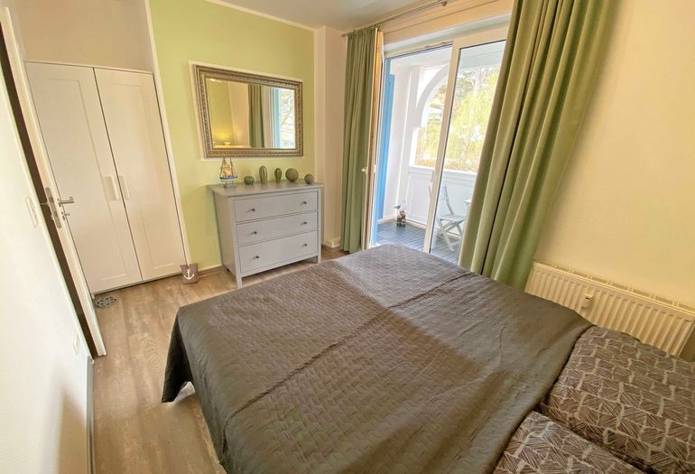Schlafzimmer mit Kleiderschrank