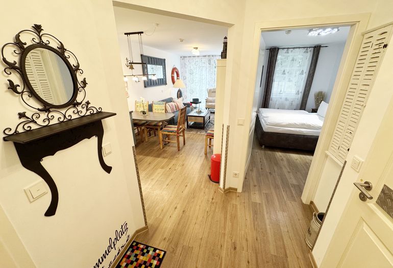 Flurbereich mit Blick in den Wohnbereich sowie Schlafzimmer