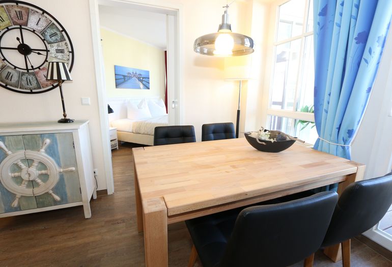 Essplatz mit Zugang zum Schlafzimmer