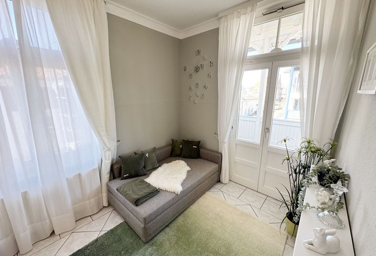 Wohnbereich mit ausziehbarer Couch Wohnbereich mit ausziehbarer Couch