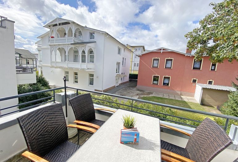 Blick vom bestuhlten Balkon