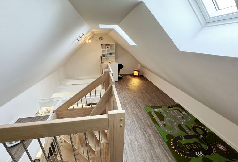 Auch die Treppe wird mit einem Kindergitter gesichert Auch die Treppe wird mit einem Kindergitter gesichert