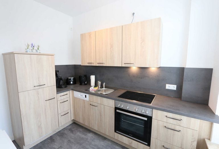 Moderne Küchenzeile mit Backofen