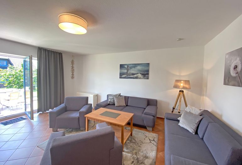 Wohnzimmer mit großer Couch für gemütliche Abende Wohnzimmer mit großer Couch für gemütliche Abende