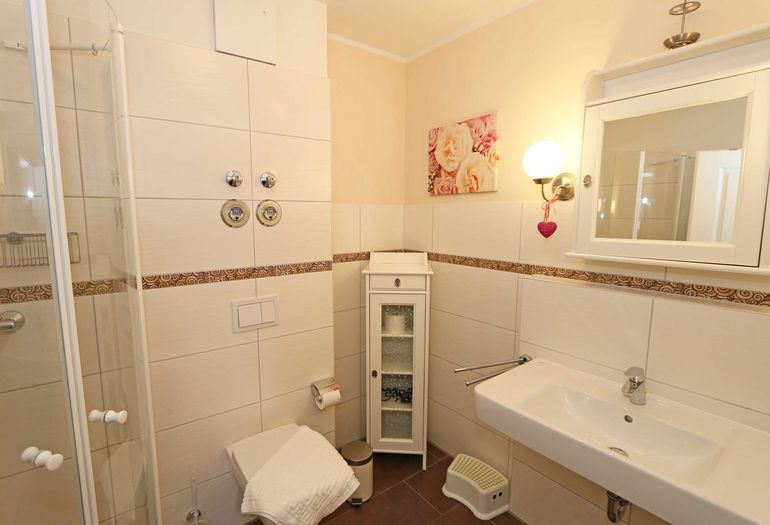 Badezimmer mit Waschbecken und WC