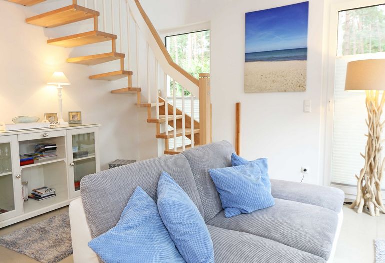 Wohnbereich mit Blick zur Treppe