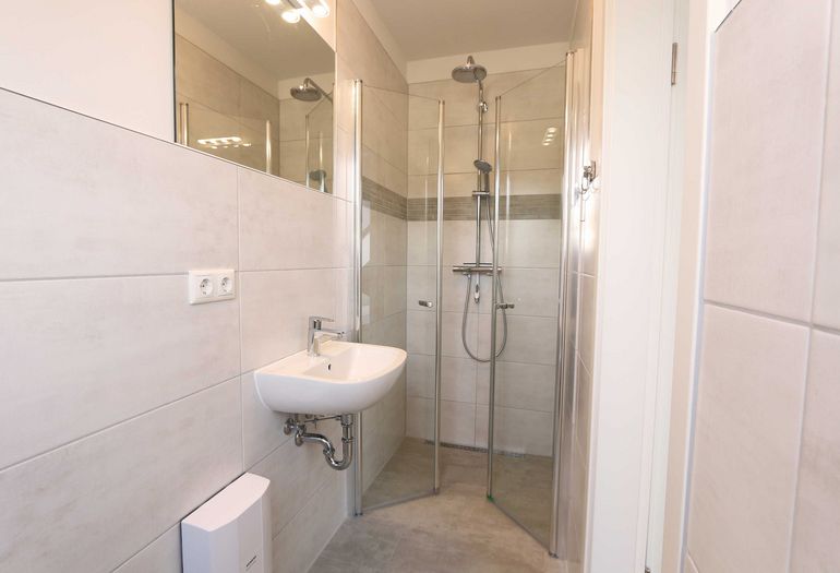 kleines Badezimmer mit Waschbecken