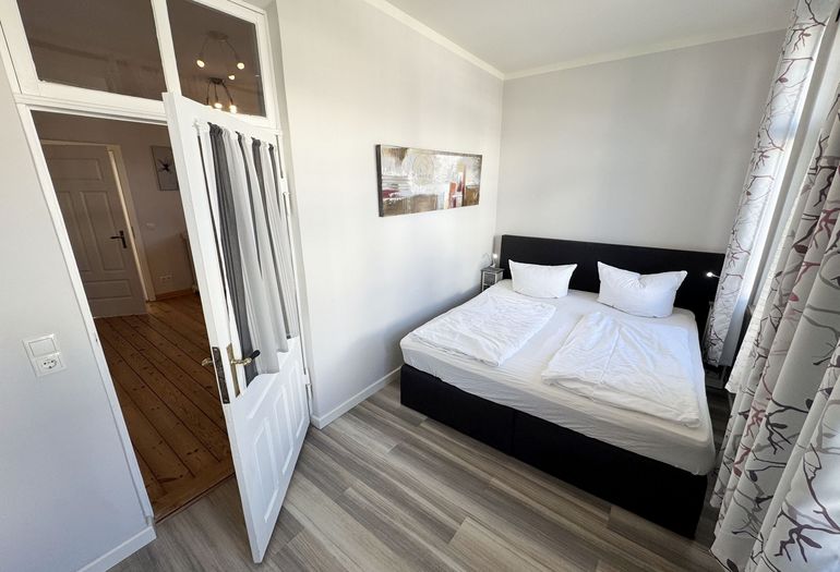 Schlafzimmer mit Boxspringbett