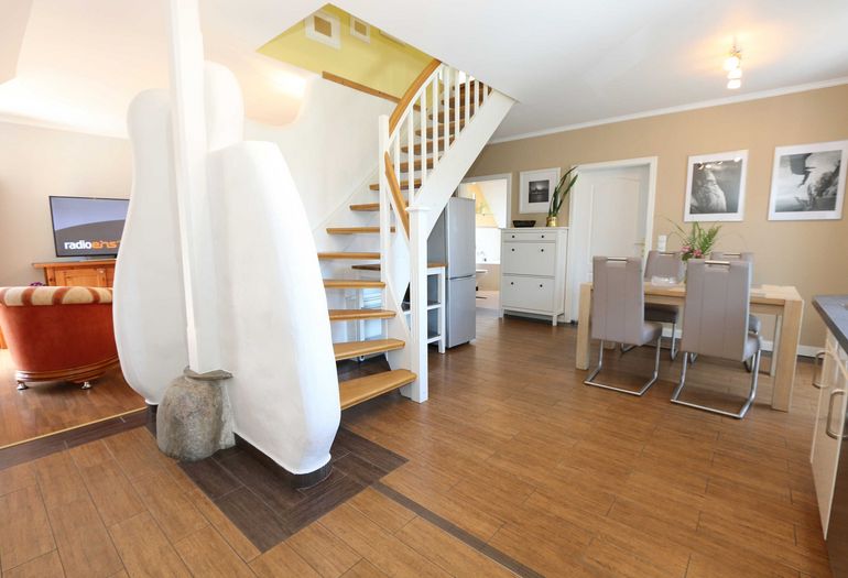 Essbereich mit Treppe nach Oben