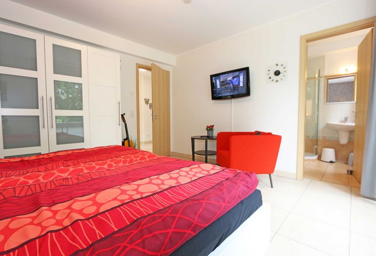 2.Schlafzimmer mit Sessel