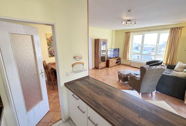 Küchenbereich mit Blick auf den Wohnbereich