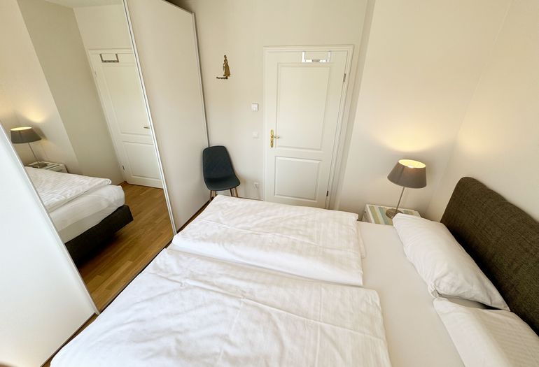 1. Schlafzimmer mit großzügigem Kleiderschrank 1. Schlafzimmer mit großzügigem Kleiderschrank