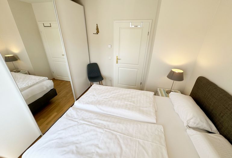 1. Schlafzimmer mit großzügigem Kleiderschrank 1. Schlafzimmer mit großzügigem Kleiderschrank