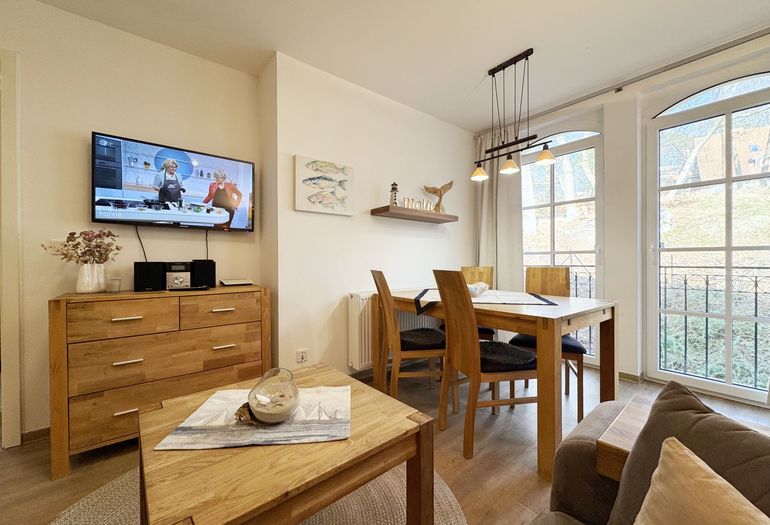 Wohnbereich mit Vitrine und Smart-TV