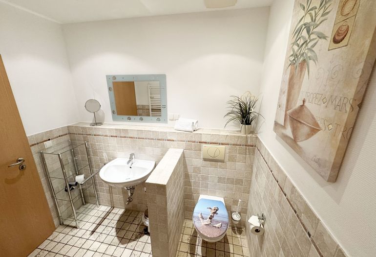 Badezimmer mit Waschbecken und WC Badezimmer mit Waschbecken und WC
