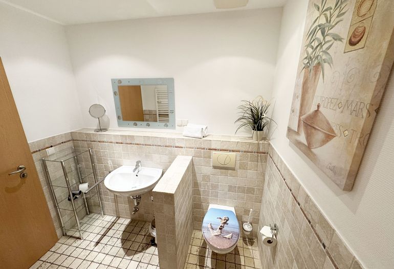 Badezimmer mit Waschbecken und WC