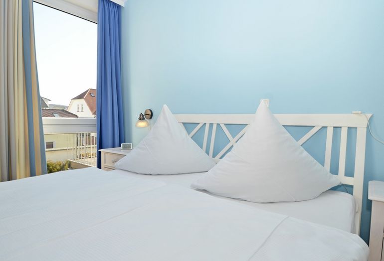 Schlafzimmer mit Doppelbett und Kleiderschrank Schlafzimmer mit Doppelbett und Kleiderschrank