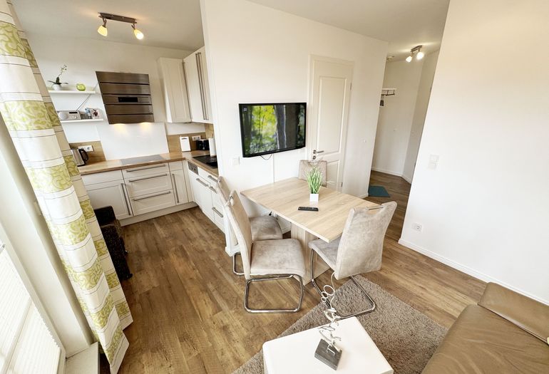 Blick zum Essbereich und Küchenzeile Blick zum Essbereich und Küchenzeile