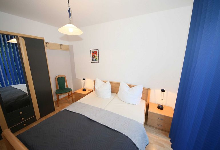 Schlafzimmer mit Kleiderschrank