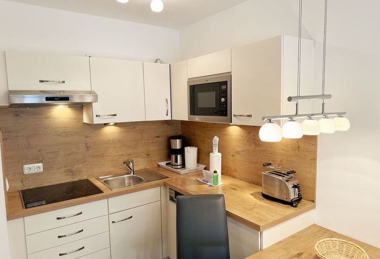 Küchenzeile mit Mikrowelle Küchenzeile mit Mikrowelle