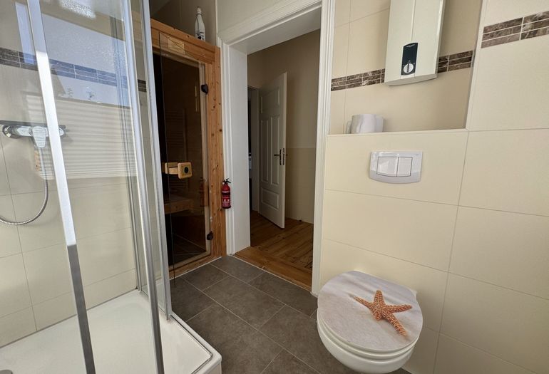 Badezimmer mit Dusche und WC