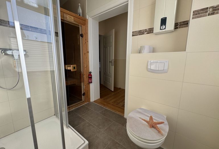 Badezimmer mit Dusche und WC