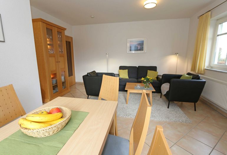 Wohnzimmer mit gemütlicher Couch