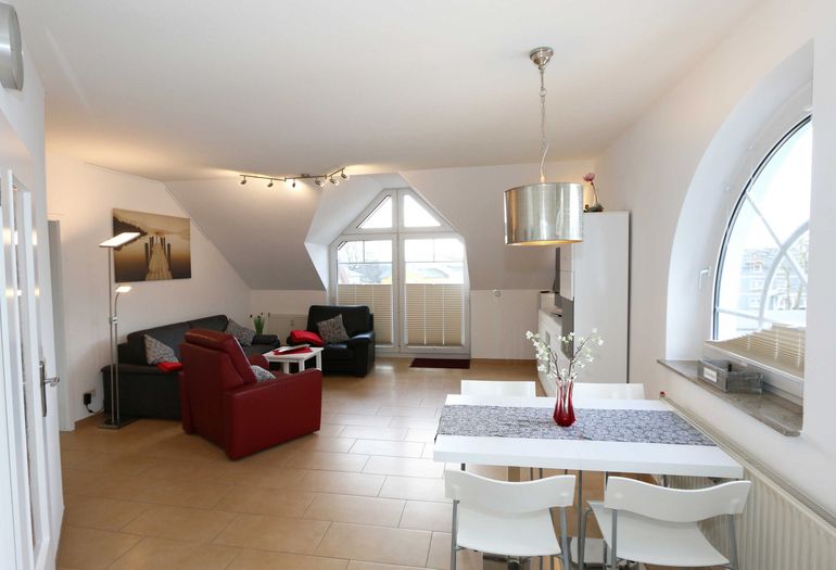 Blick ins Wohnzimmer von der Küche