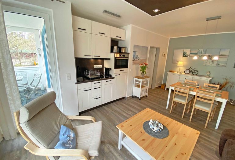 kombinierter Wohn- und Essbereich mit Relax Sessel