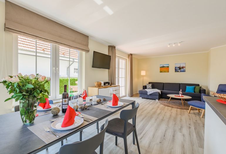 Wohnzimmer mit großer Couch