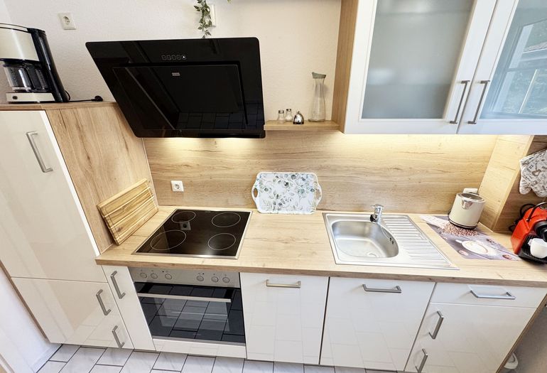 separate Küche mit vielen Küchenutensilien