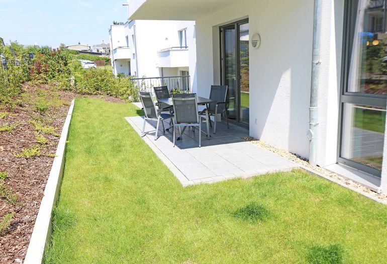 bestuhlte Terrasse mit Blick ins Grüne bestuhlte Terrasse mit Blick ins Grüne