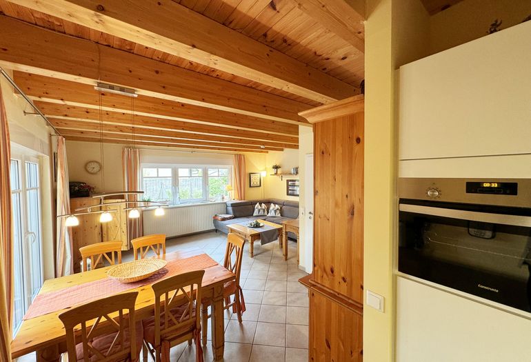 angrenzender Essplatz zur Küchenzeile