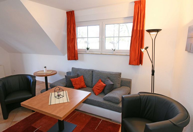 Wohnbereich mit gemütlicher Couch Wohnbereich mit gemütlicher Couch