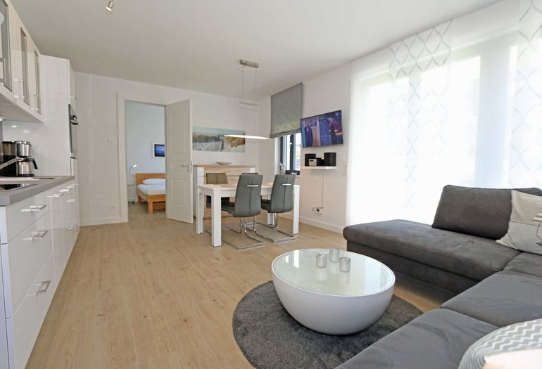 Wohnzimmer mit Blick zum Esstisch Wohnzimmer mit Blick zum Esstisch