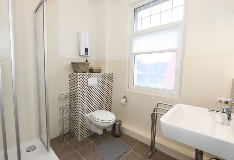 Badezimmer mit Dusche und WC