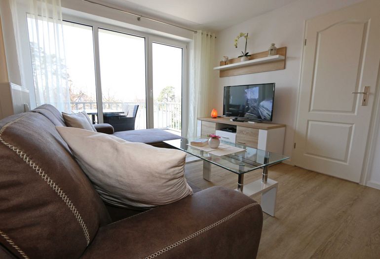 Wohnzimmer mit gemütlicher Couch Wohnzimmer mit gemütlicher Couch