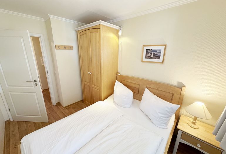 2. Schlafzimmer mit französischen Bett und Kleiderschrank