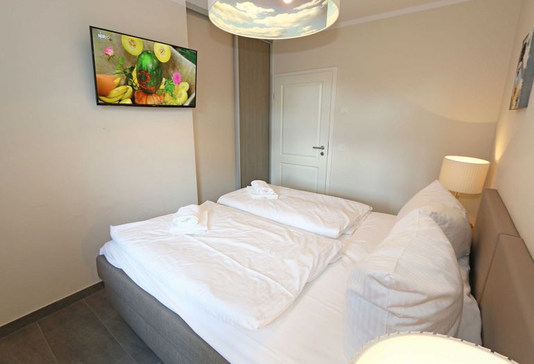 1. Schlafzimmer mit TV