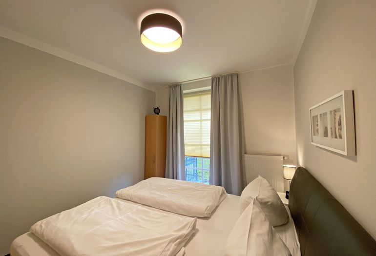 1. Schlafzimmer mit kleinem Schrank