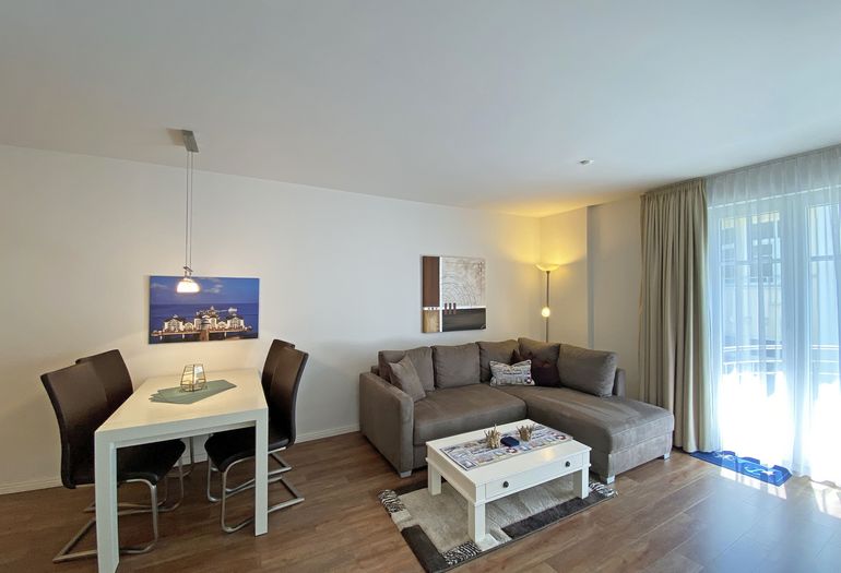 Wohnzimmer mit Esstisch und Couch