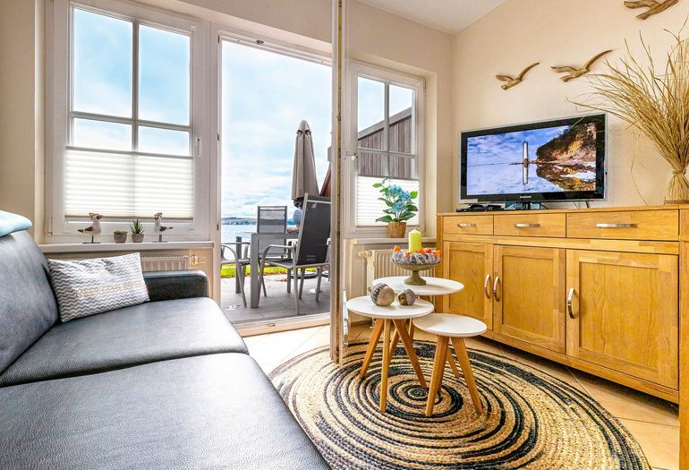 Wohnzimmer mit gemütlicher Couch Wohnzimmer mit gemütlicher Couch