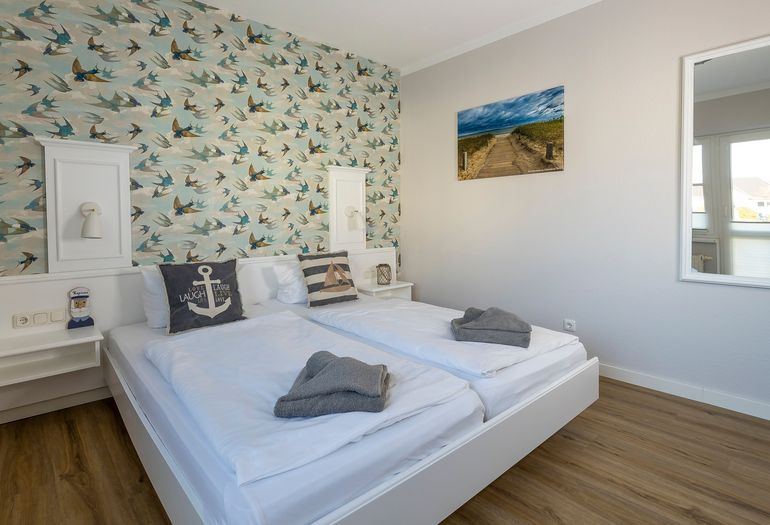 Schlafzimmer mit Kleiderschrank