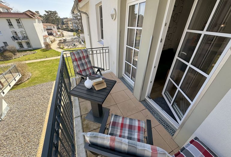 bestuhlter Balkon mit Blickrichtung nach vorne