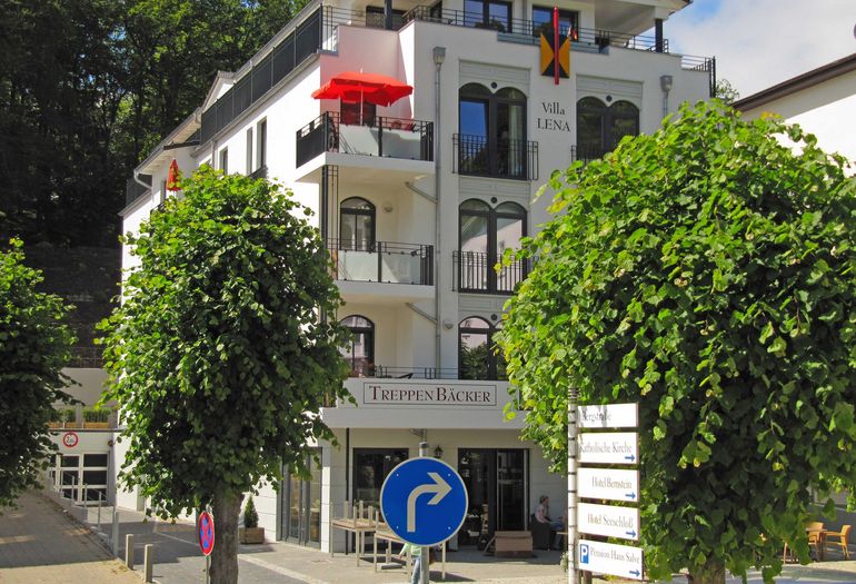 Blick von der Straße zur Villa Lena