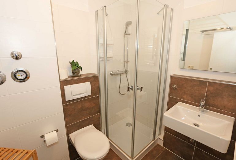 Badezimmer mit Dusche