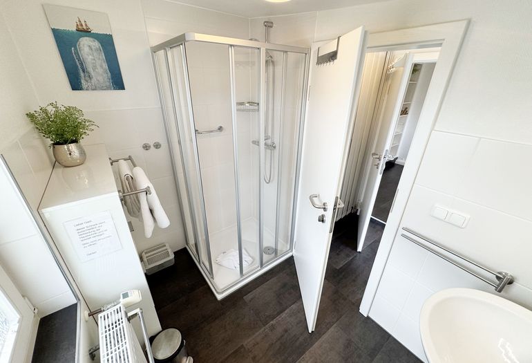 Tageslicht-Badezimmer mit Waschbecken und WC
