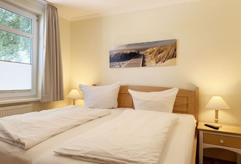 1. Schlafzimmer mit Doppelbett und Nachttischablagen 1. Schlafzimmer mit Doppelbett und Nachttischablagen