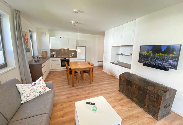 Wohnzimmer mit TV und Couch Wohnzimmer mit TV und Couch
